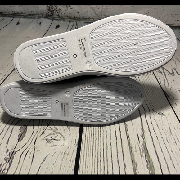 NEW Qupid Moira Fashion Sneaker with Pearls - Picture 5 of 6